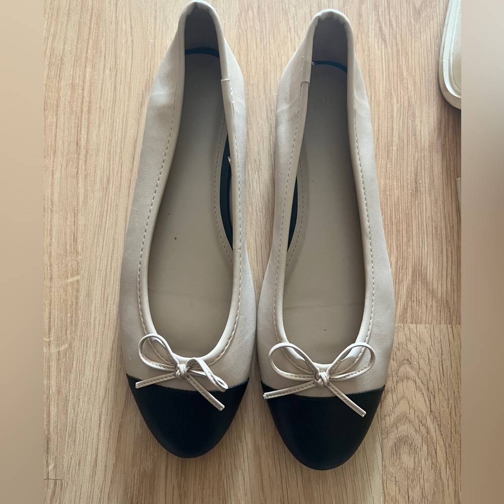 Flats beige and black size 8